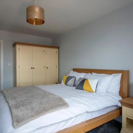 Modern And Stylish 1 Bedroom In The Heart Of Apartment