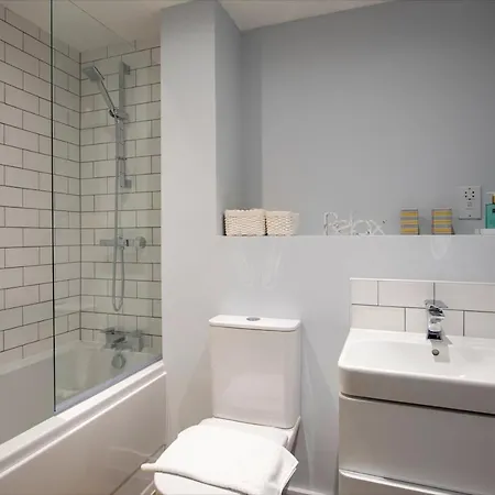 Modern And Stylish 1 Bedroom In The Heart Of *